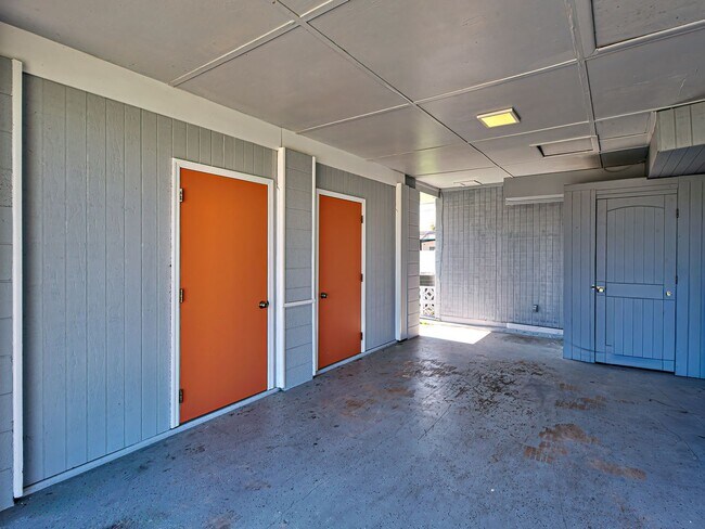 Building Photo - Seasonal Rental Near Venice – Pet-Friendly...