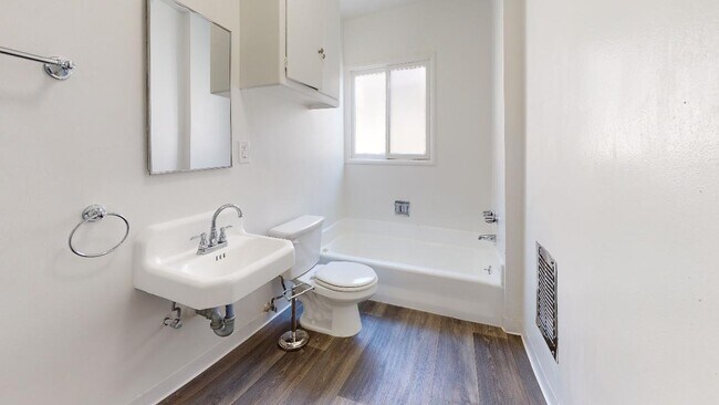 seperate tub and shower - 3244 Overland Ave