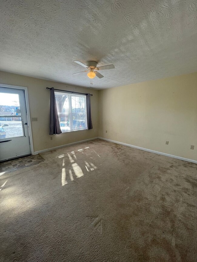 Building Photo - Townhouse for Rent in Broadway