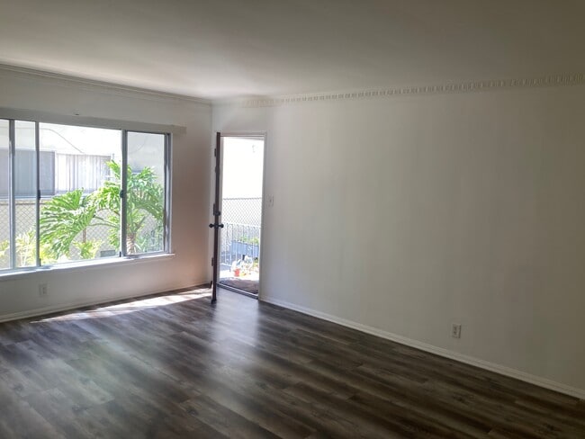 Building Photo - 1118 S Sherbourne Dr