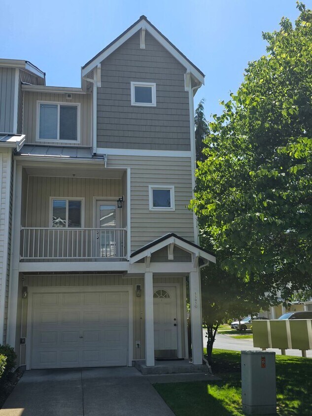 Foto principal - Possibly the Nicest & Most Convenient Townhome!