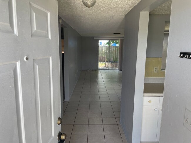 Building Photo - 2/1 in New Port Richey
