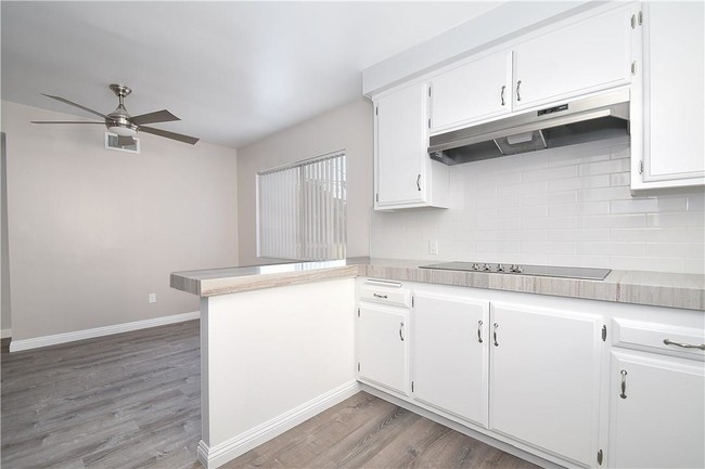 Interior Photo - 1136 W 10th St