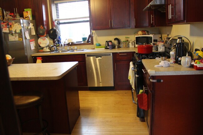 Building Photo - 3159 S Union Ave