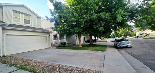 Building Photo - 3 Bedroom House - walk to park and bike tr...