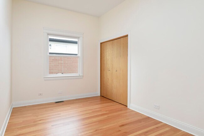 Foto del edificio - 4 Bedroom, 3 Bathroom Impressive Lincoln Park Duplex