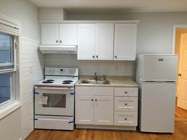 Kitchenette - 407 Stirling Ave