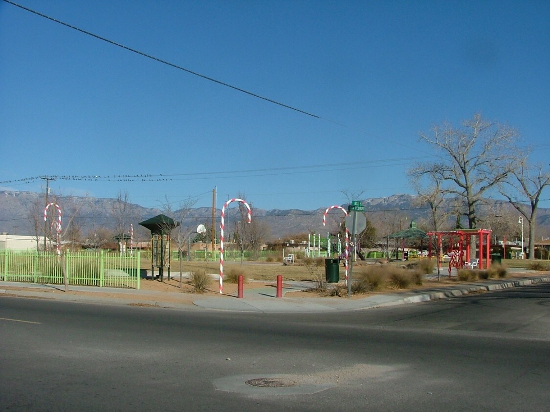 Parque de la ciudad al otro lado de la calle - 601-603 San Pedro Dr SE