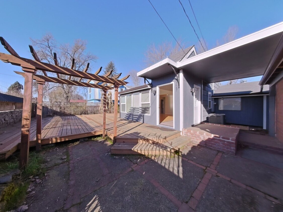 Primary Photo - Updated 3Bed/2Bath Home - HUGE Backyard!