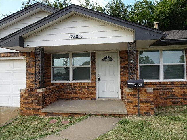Building Photo - 2305 Maple Dr