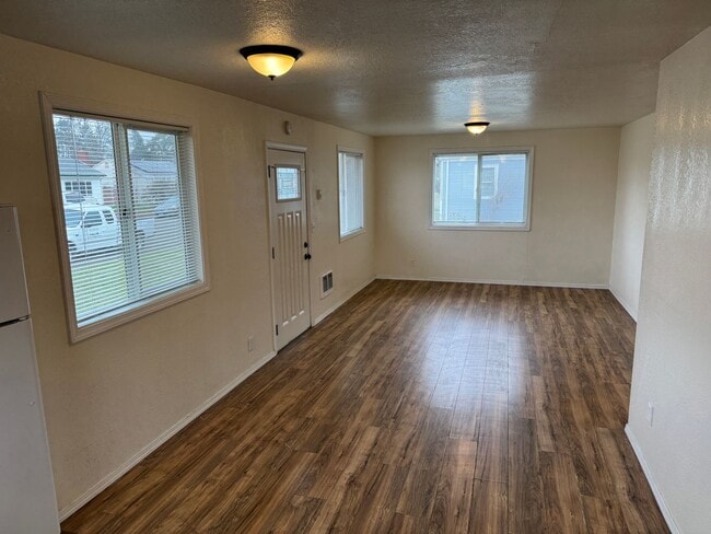 Building Photo - Updated 2 bedroom 1 bathroom house in Springfield!