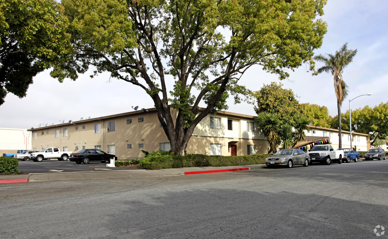 Primary Photo - Holiday Gardens Apartments