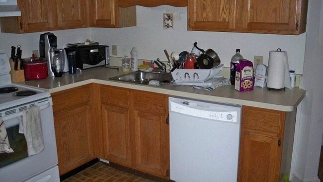 Foto del edificio - 3 bedroom + 1 1/2 bath Allston on MBTA GL-B