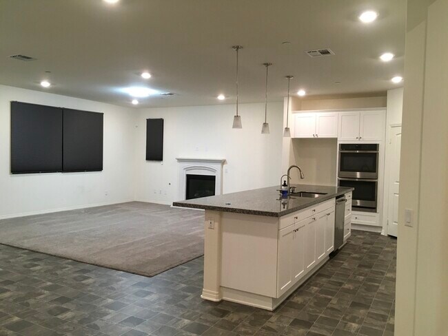 Building Photo - Beautiful Spacious 4 Bedroom 2 Bath 2021 H...