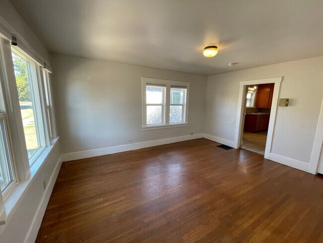 Foto del edificio - Charming Craftsman-Style Oversized 1 Bedroom Duplex with flex space for a den/walk in closet
