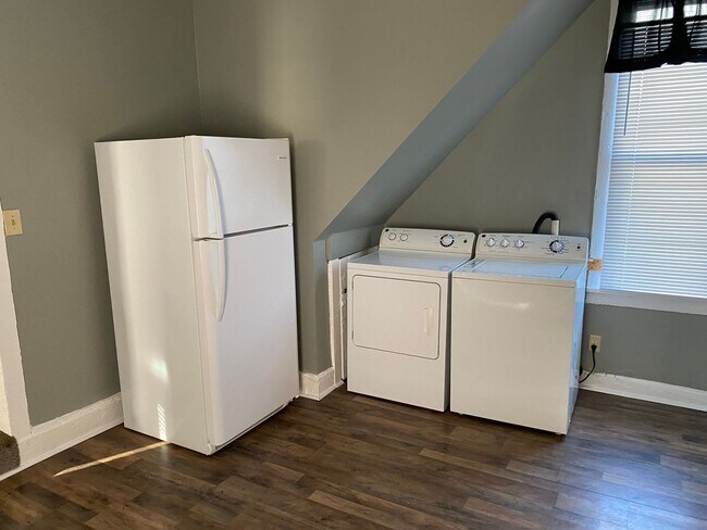 Building Photo - 238 S Maple