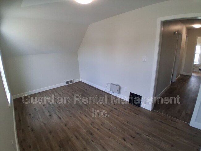 Photo du bâtiment - 623 Vickers St N