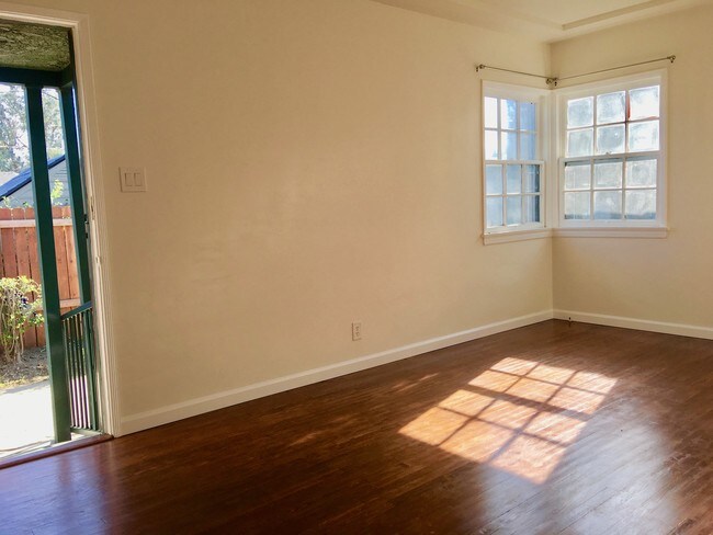 Foto del edificio - 706 N McCadden Pl