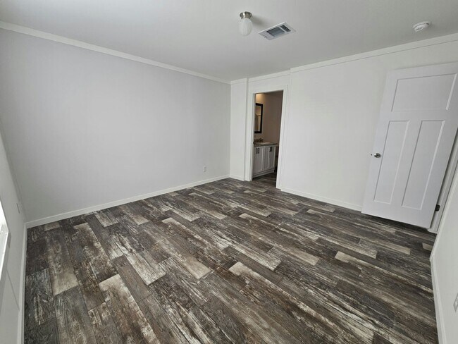 Building Photo - 6620 Hidden Oaks Dr