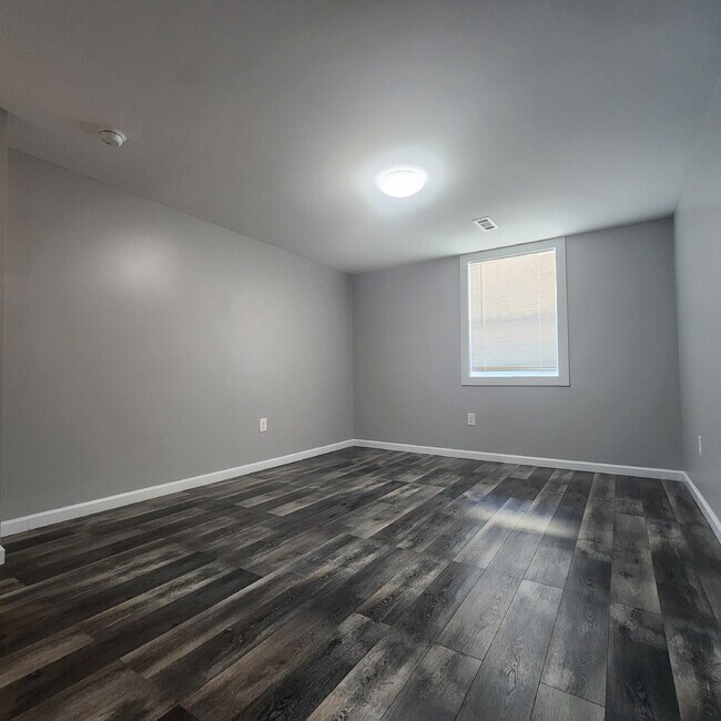 Foto del edificio - "Charming 2-Bed Basement Apartment with Hardwood Floors in Clinton, MD!"