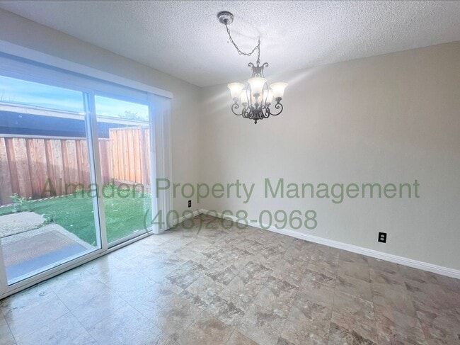 Building Photo - Town Home in Great Central Location near the Foothills!