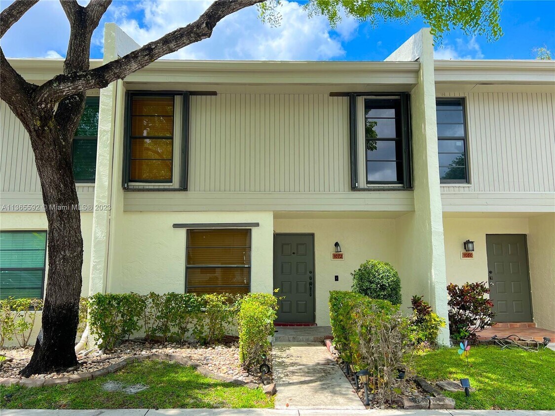 1072 NW 98th Terrace, Pembroke Pines, FL 33024 Townhouse for Rent in Pembroke Pines, FL