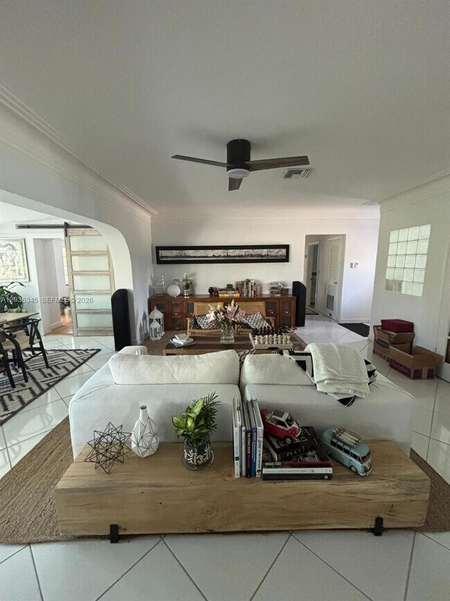 Foto del edificio - 745 S Shore Dr