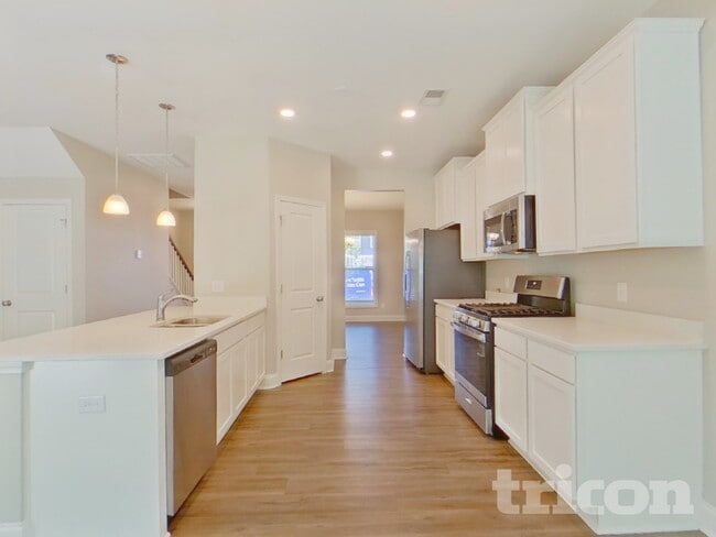 Building Photo - 563 Roseridge Dr