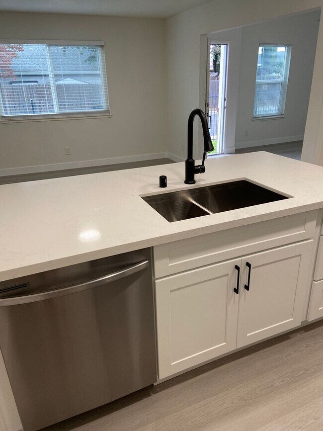 Building Photo - Valley Hi / N. Laguna 2 Bdrm 1 bath half-plex