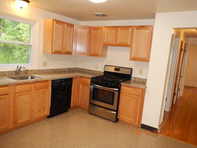 Building Photo - Newly Renovated Spacious Flat With Hardwoo...