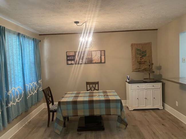 Dining room - 481 E Sharon Rd