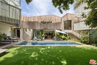 Building Photo - 825 Palms Blvd