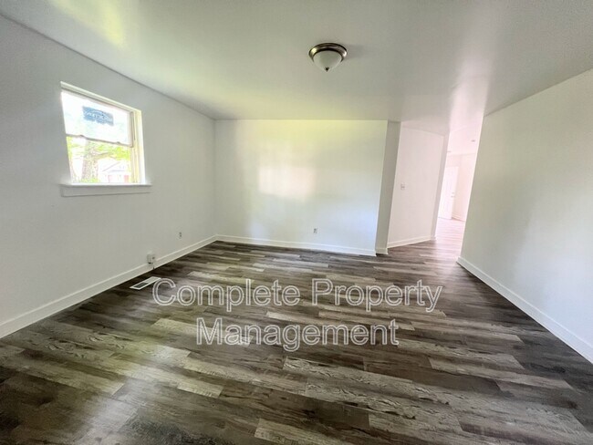 Building Photo - 1008 Erie St