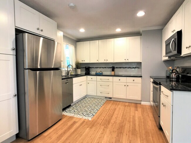 Foto del edificio - Wonderful Haw Creek Rental - Lawncare Incl...