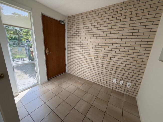 Building Photo - Townhome #120-1288 Marinaside Crescent