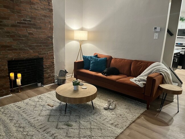 Building Photo - 2BR/1BA Townhouse in Central Northside! September 1 Move in!
