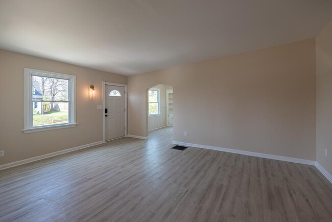 Building Photo - 6510 Hedge Ave