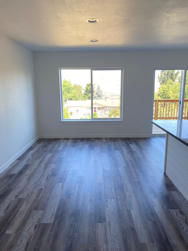 Foto del edificio - 2619 E 14th St. Duplex