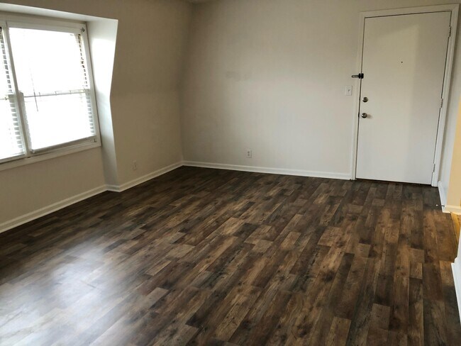 Building Photo - 904 Plaza Dr