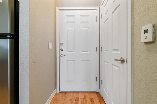 Building Photo - 2502 Leon St