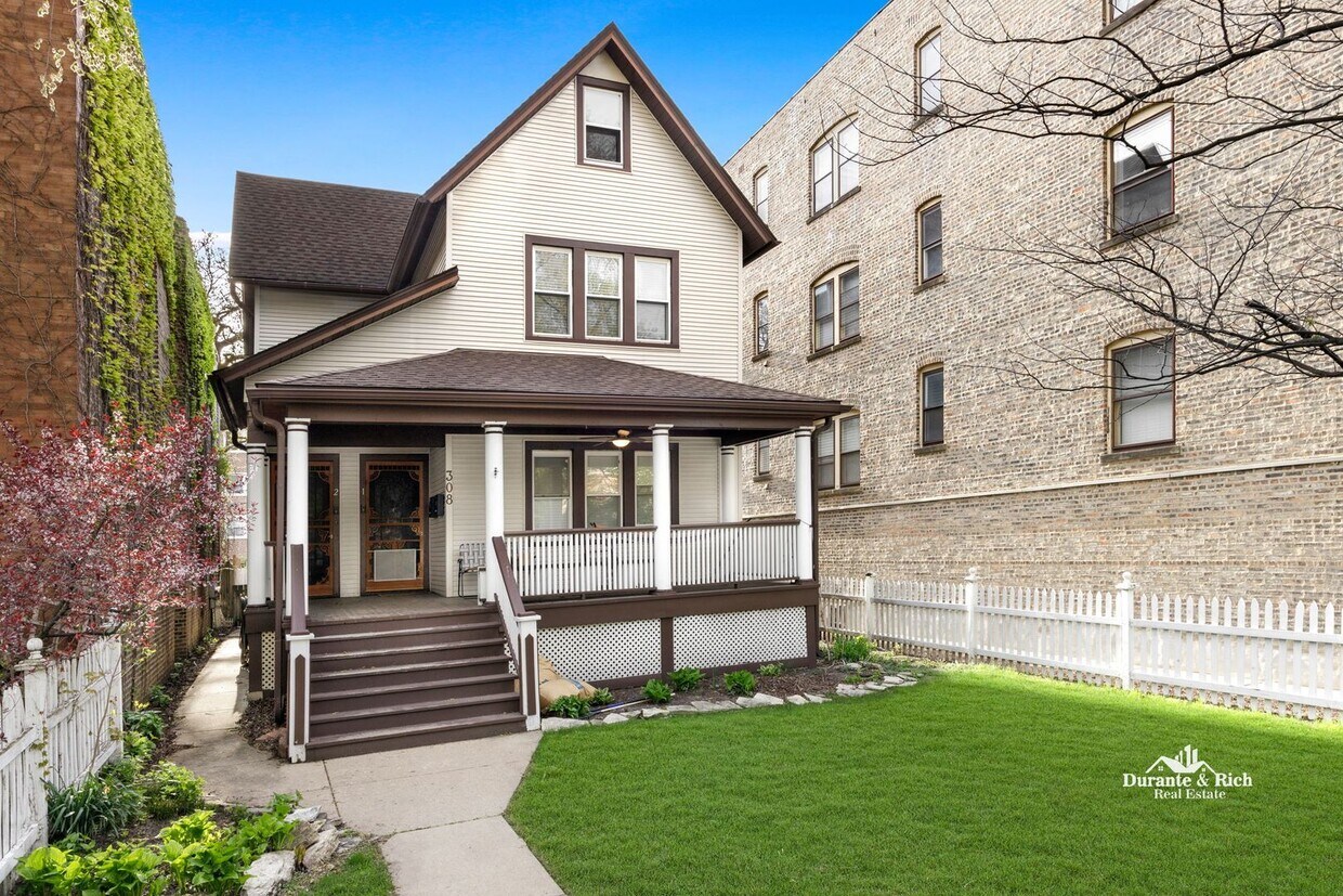 Foto principal - Modern Updated Victorian Duplex 3-Plus Bed...