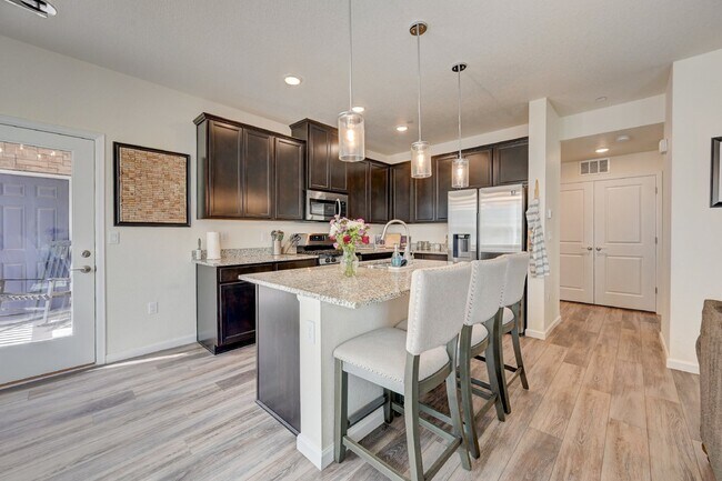 Foto del edificio - $2,199- 2 Bed, 2 Bath Ground Floor Condo with AC, and In Unit Laundry!