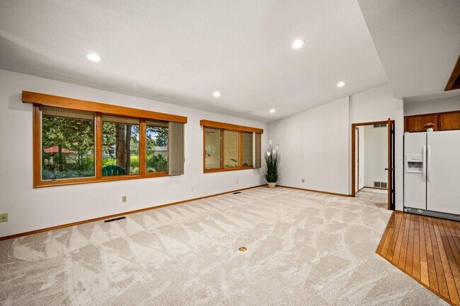 Building Photo - 9880 N Circle Dr
