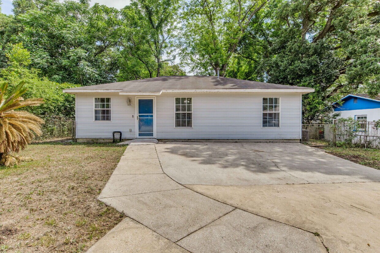 Foto principal - Move-in ready 3-bedroom, 1-bath cottage