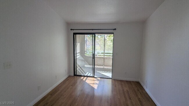 Foto del edificio - 5211 S Lindell Rd