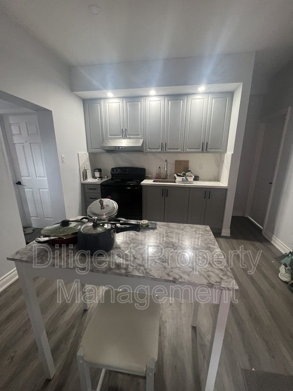 Building Photo - 219 Stewart St