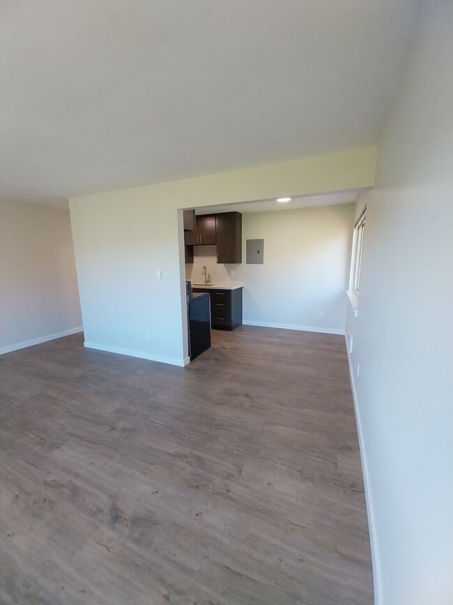 Building Photo - 5029 Roosevelt Way NE