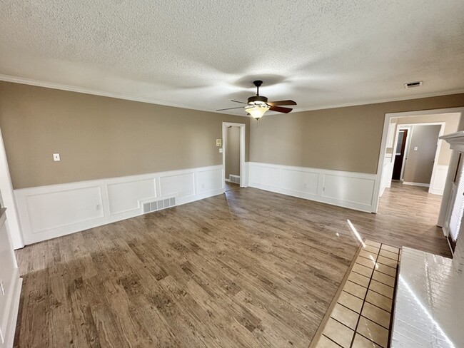 Building Photo - 743 Concordia Dr