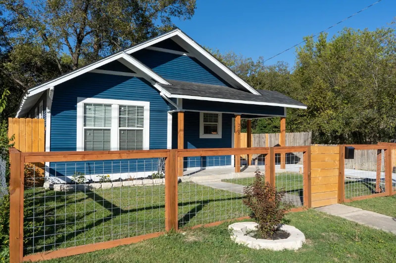 Primary Photo - 215 Blue Bonnet St