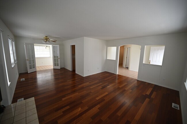 Building Photo - 3 bed 2 bath, close to Carrie Blake Park a...